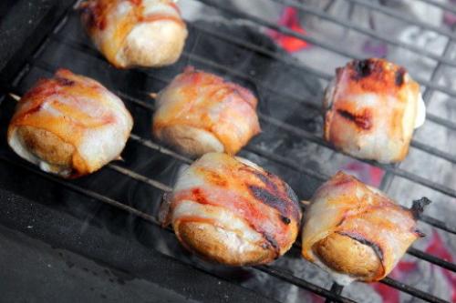 Шампиньоны с беконом на мангале. Готовим гарнир на костре с сыром и беконом