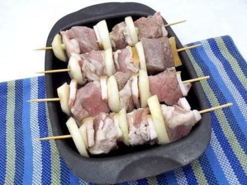 Шашлык на шпажках. Вкусный шашлык в духовке на шпажках из свинины — пальчики оближешь