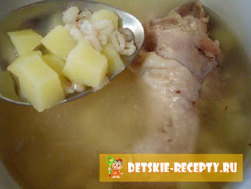 Суп с перловкой для ребенка. Рассольник с курицей и перловкой