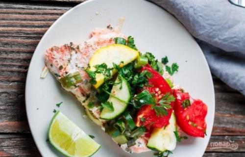 Горбуша с кабачками запеченная. Горбуша, запеченная с зеленым луком и кабачком