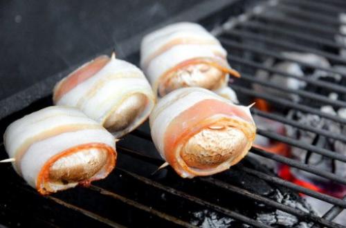 Шампиньоны с беконом на мангале. Готовим гарнир на костре с сыром и беконом