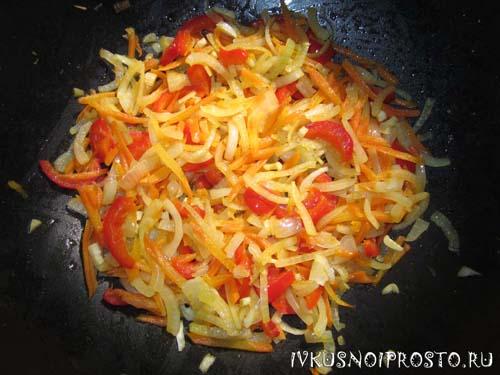 Рис в томатной пасте в сковородке. Томатный рис