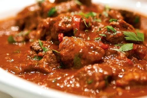 Гуляш с овощами в мультиварке. Гуляш из говядины с грибами в мультиварке