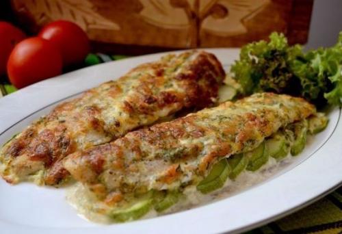 Горбуша с кабачками запеченная. Горбуша, запеченная с зеленым луком и кабачком