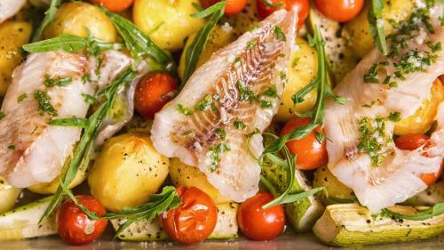 Горбуша с кабачками запеченная. Горбуша, запеченная с зеленым луком и кабачком