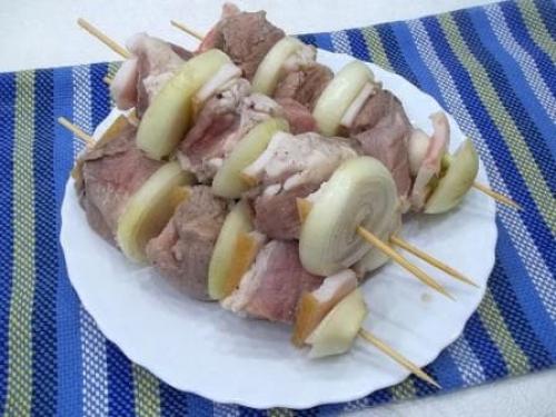 Шашлык на шпажках. Вкусный шашлык в духовке на шпажках из свинины — пальчики оближешь