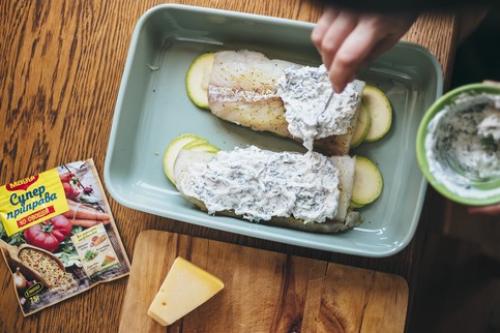 Треска с кабачками в сметанном соусе. Запеченная треска с кабачками в горшочке