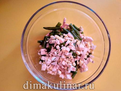 Салат со стручковой фасолью и курицей и кукурузой. Вкусненький салат со стручковой фасолью, курицей и консервированной кукурузой
