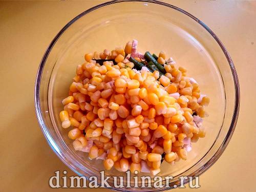 Салат со стручковой фасолью и курицей и кукурузой. Вкусненький салат со стручковой фасолью, курицей и консервированной кукурузой