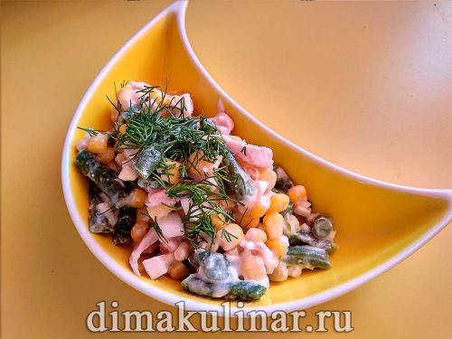 Салат со стручковой фасолью и курицей и кукурузой. Вкусненький салат со стручковой фасолью, курицей и консервированной кукурузой