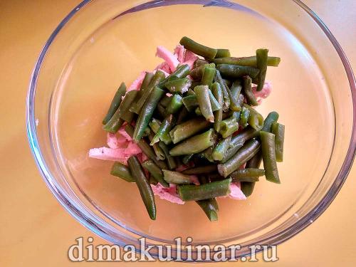 Салат со стручковой фасолью и курицей и кукурузой. Вкусненький салат со стручковой фасолью, курицей и консервированной кукурузой