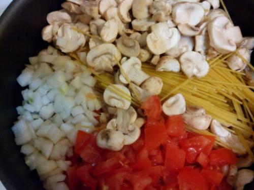 Паста с курицей и грибами и помидорами. Спагетти (паста) с курицей, грибами и овощами. Мой фоторецепт