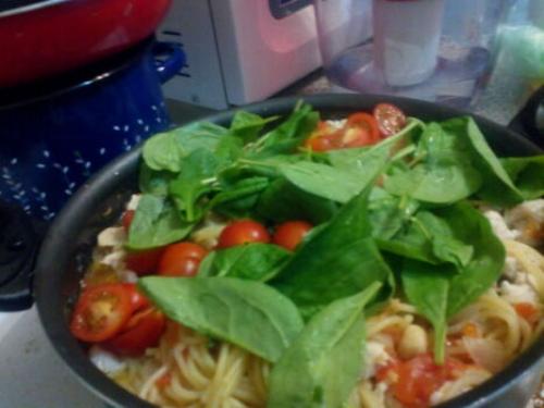 Паста с курицей и грибами и помидорами. Спагетти (паста) с курицей, грибами и овощами. Мой фоторецепт