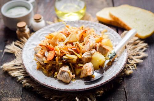 Тушеная капуста с картошкой и мясом в казане. Тушеная капуста с мясом и картошкой