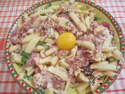 Фарш в горшочках с картошкой. Картошка с фаршем в горшочках в духовке