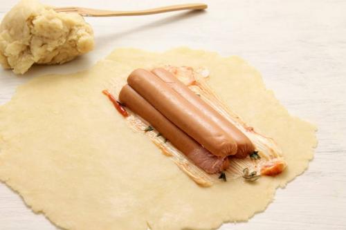 Закрытая пицца с сосисками. Кальцоне или закрытая пицца с сосисками