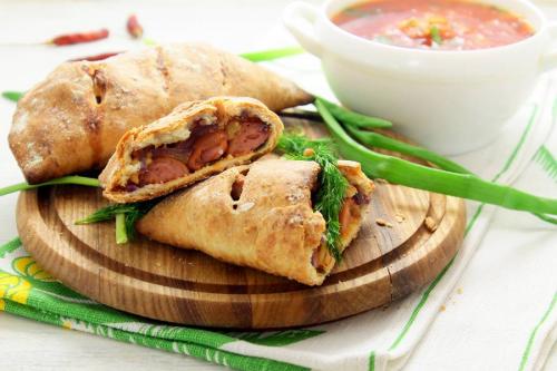 Закрытая пицца с сосисками. Кальцоне или закрытая пицца с сосисками