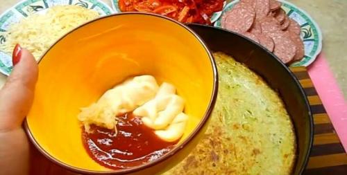 Быстрая кабачковая пицца. Быстрая пицца из кабачков с колбасой, сыром и помидорами