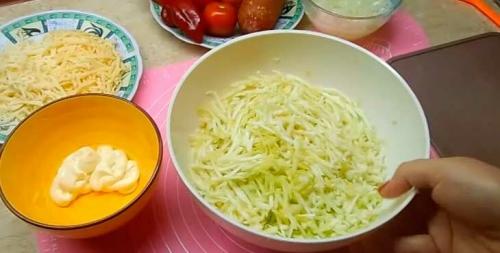 Быстрая кабачковая пицца. Быстрая пицца из кабачков с колбасой, сыром и помидорами