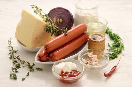 Закрытая пицца с сосисками. Кальцоне или закрытая пицца с сосисками