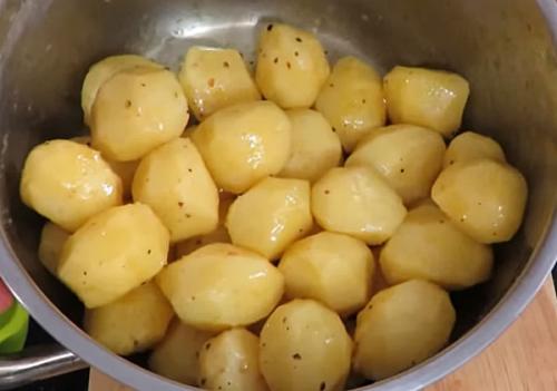 Картошка с паприкой в духовке. Как запечь картошку в духовке с румяной корочкой