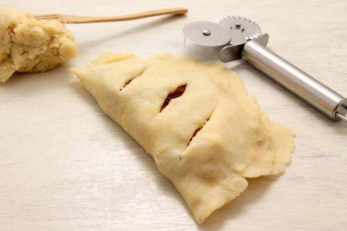 Закрытая пицца с сосисками. Кальцоне или закрытая пицца с сосисками