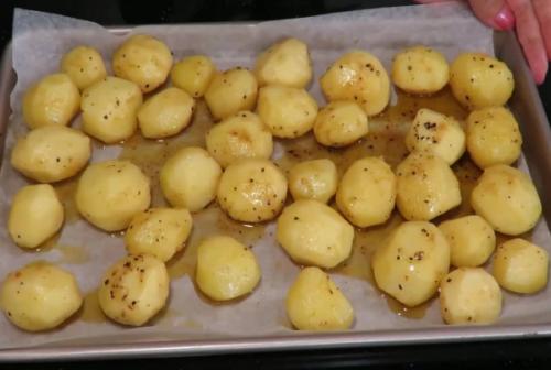 Картошка с паприкой в духовке. Как запечь картошку в духовке с румяной корочкой