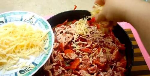 Быстрая кабачковая пицца. Быстрая пицца из кабачков с колбасой, сыром и помидорами