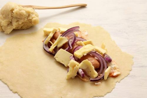 Закрытая пицца с сосисками. Кальцоне или закрытая пицца с сосисками