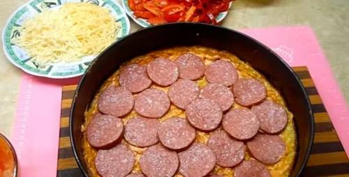 Быстрая кабачковая пицца. Быстрая пицца из кабачков с колбасой, сыром и помидорами