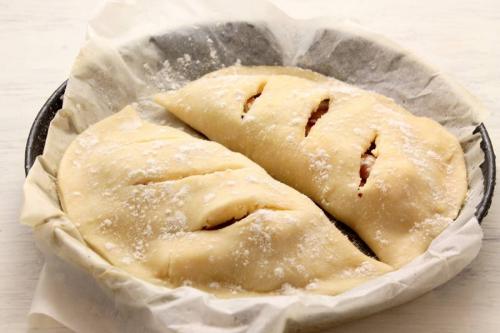 Закрытая пицца с сосисками. Кальцоне или закрытая пицца с сосисками