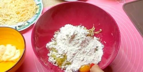 Быстрая кабачковая пицца. Быстрая пицца из кабачков с колбасой, сыром и помидорами