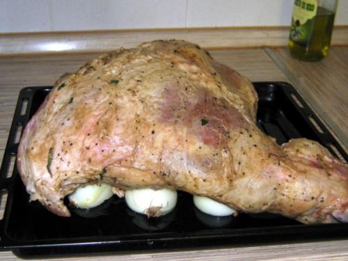 Рулька отварная запеченная без кости. Рулька свиная запеченная в духовке. Пошаговый рецепт