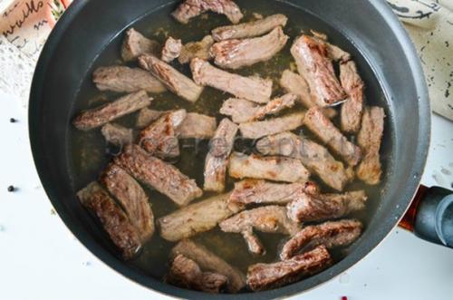 Азу с говядиной и соленых огурцов. Ингредиенты: