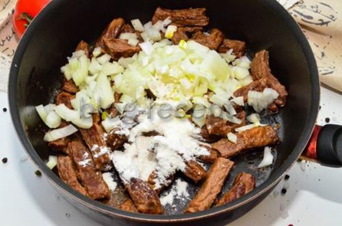 Азу с говядиной и соленых огурцов. Ингредиенты: