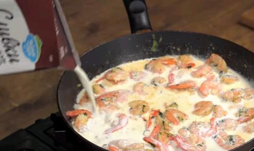 Морепродукты в сливочном соусе с рисом. Ингредиенты 10