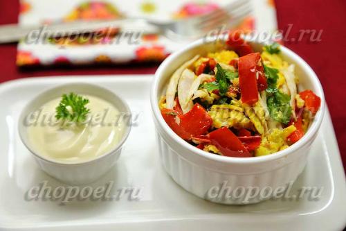 Салат с болгарским перцем курицей и сыром. Салат с болгарским перцем и курицей – рецепт с фото по шагам