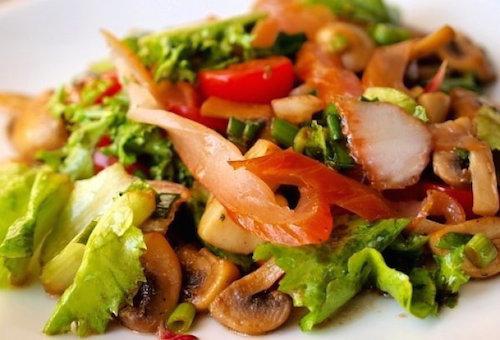 Салат шампиньоны болгарский перец. Мясной салат с болгарским перцем и шампиньонами