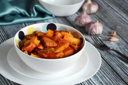 АЗУ ИЗ СВИНИНЫ С СОЛЕНЫМИ ОГУРЦАМИ.