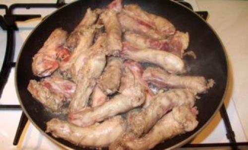 Как приготовить куриные шейки на сковороде рецепт. Тушеные куриные шеи к макаронам – рецепт