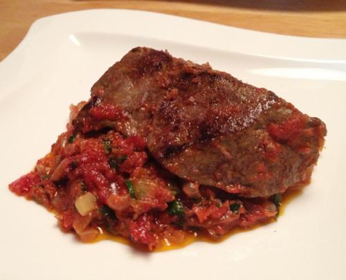 Говяжья печень с помидорами. рецепт 885. Говяжья печень с помидорами, луком и сливками.