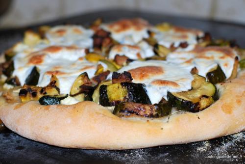 Пицца с рикоттой и курицей. Пицца с рикоттой, обжаренными на гриле овощами, говядиной или курицей