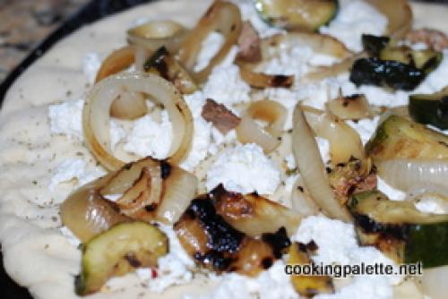 Пицца с рикоттой и курицей. Пицца с рикоттой, обжаренными на гриле овощами, говядиной или курицей