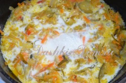 Подлива с солеными огурцами и печенью.