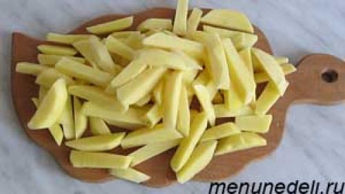 Картошка жареная с томатной пастой.