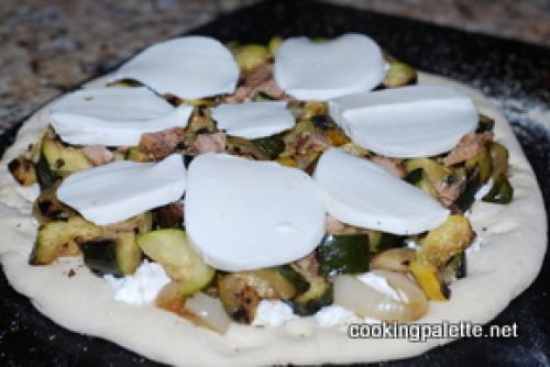 Пицца с рикоттой и курицей. Пицца с рикоттой, обжаренными на гриле овощами, говядиной или курицей