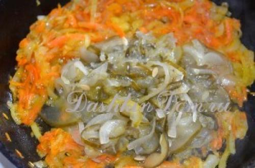 Подлива с солеными огурцами и печенью.