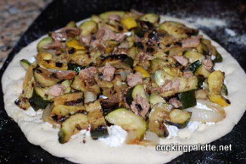 Пицца с рикоттой и курицей. Пицца с рикоттой, обжаренными на гриле овощами, говядиной или курицей