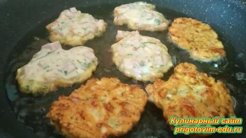Оладьи с сосисками и помидорами. Оладьи с сыром и колбасой на молоке