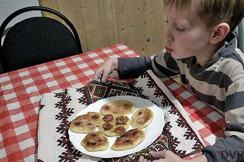 Оладьи с сосисками без кефира. Вкусные оладьи на сметане с сосисками (Рецепт от Виктории и Саши)